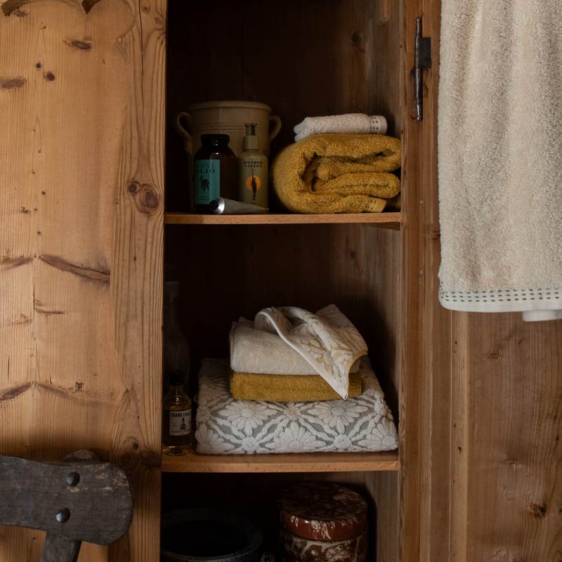 Nickey Kehoe Marguerite Bath Towel in Chamomile