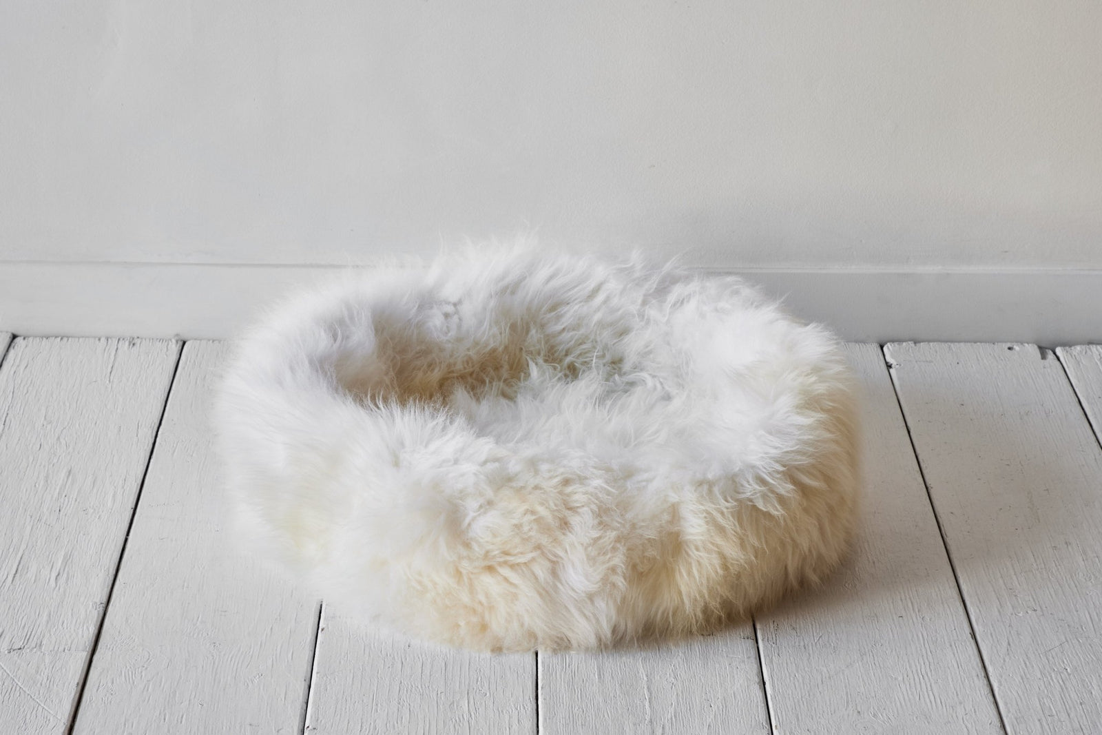 High-quality design cat bed | Dog bed made newest of felted XL sheep's wool yarn, natural white with grey flakes, robust cuddly wool basket