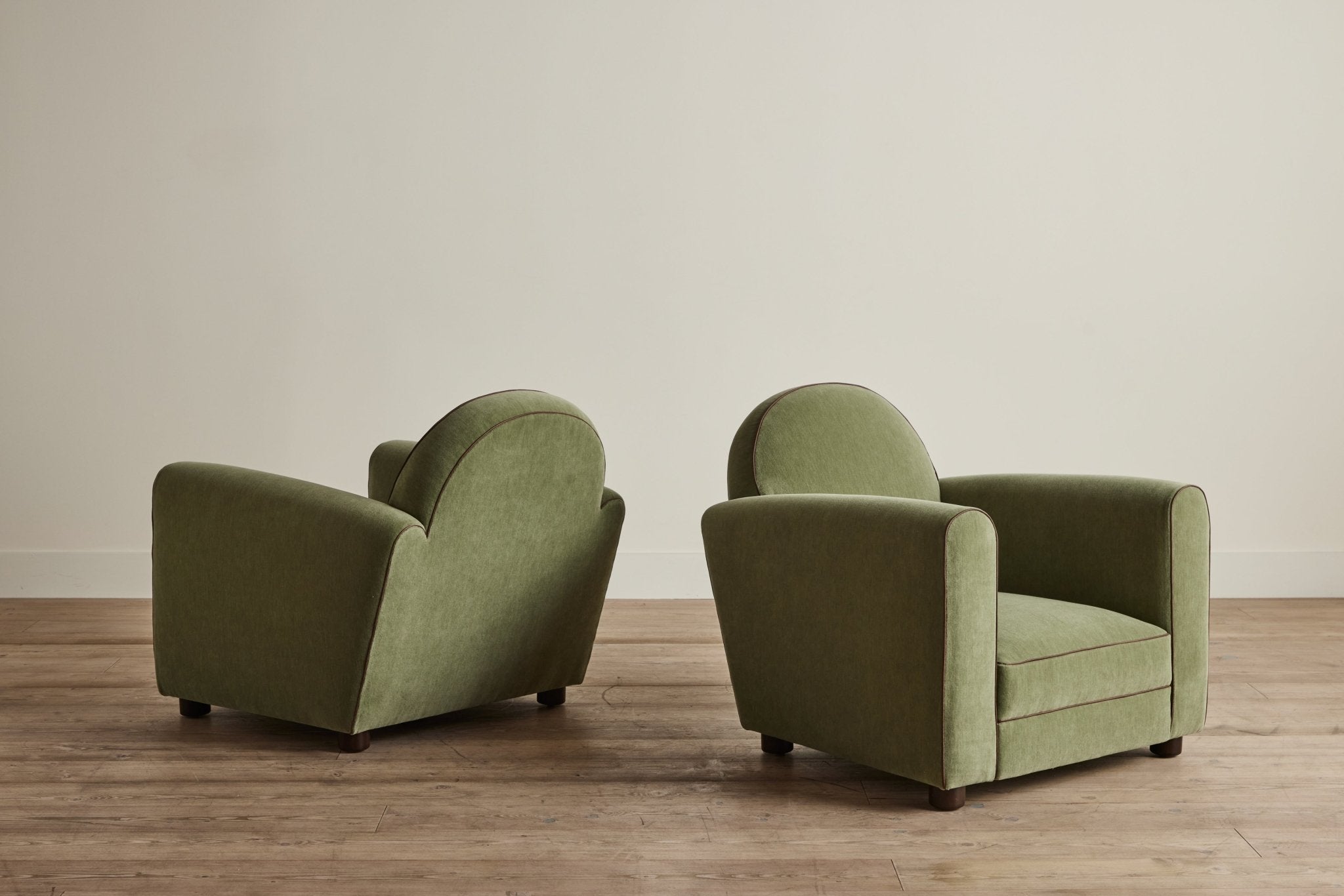 Shown in Customer's Own Material (Holland & Sherry Rambouillet Basil with Howe Leather Piping in Tobacco) and Dark Oak