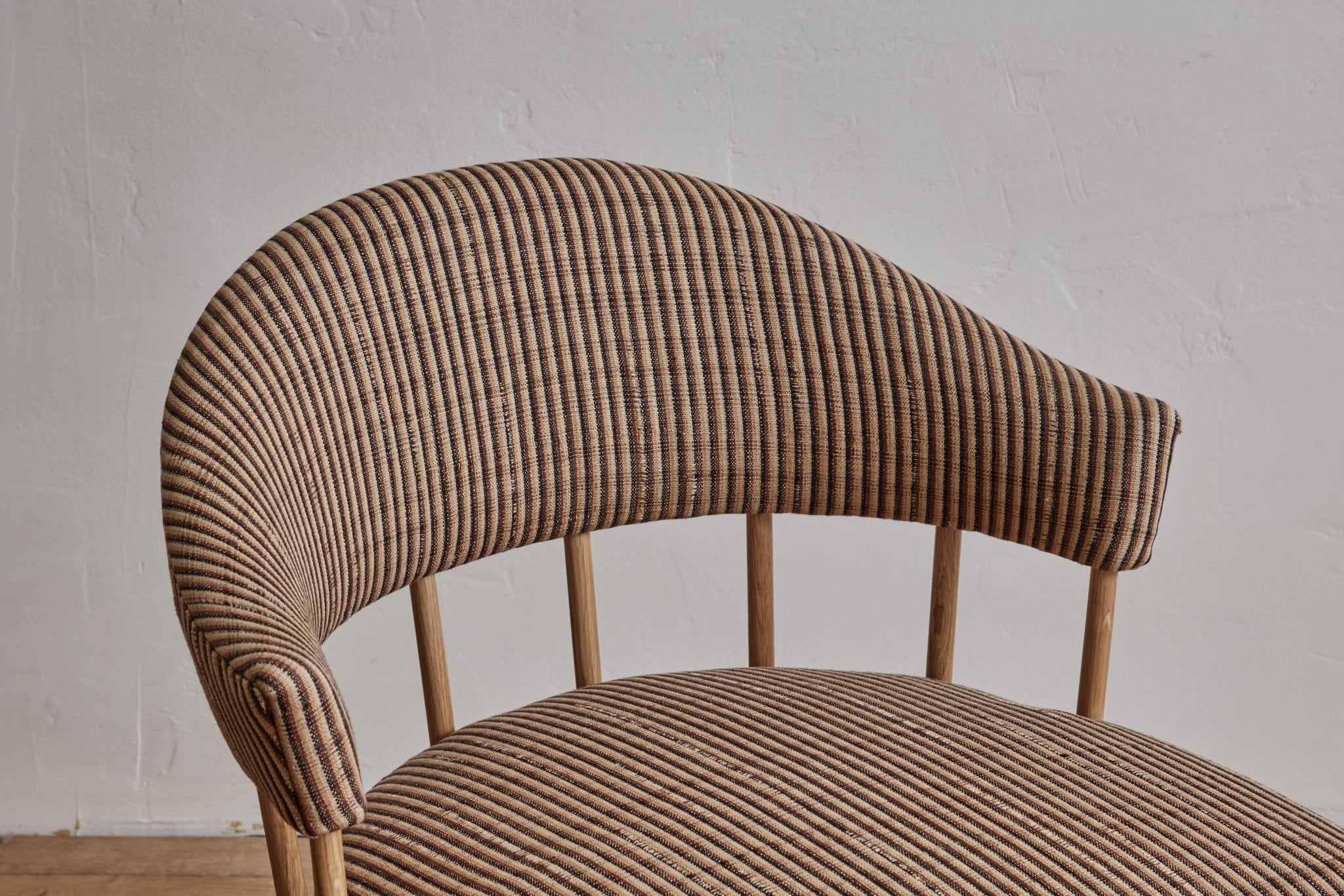 Shown in Customer's Own Material (Zak + Fox Diavolo) and Natural Oak