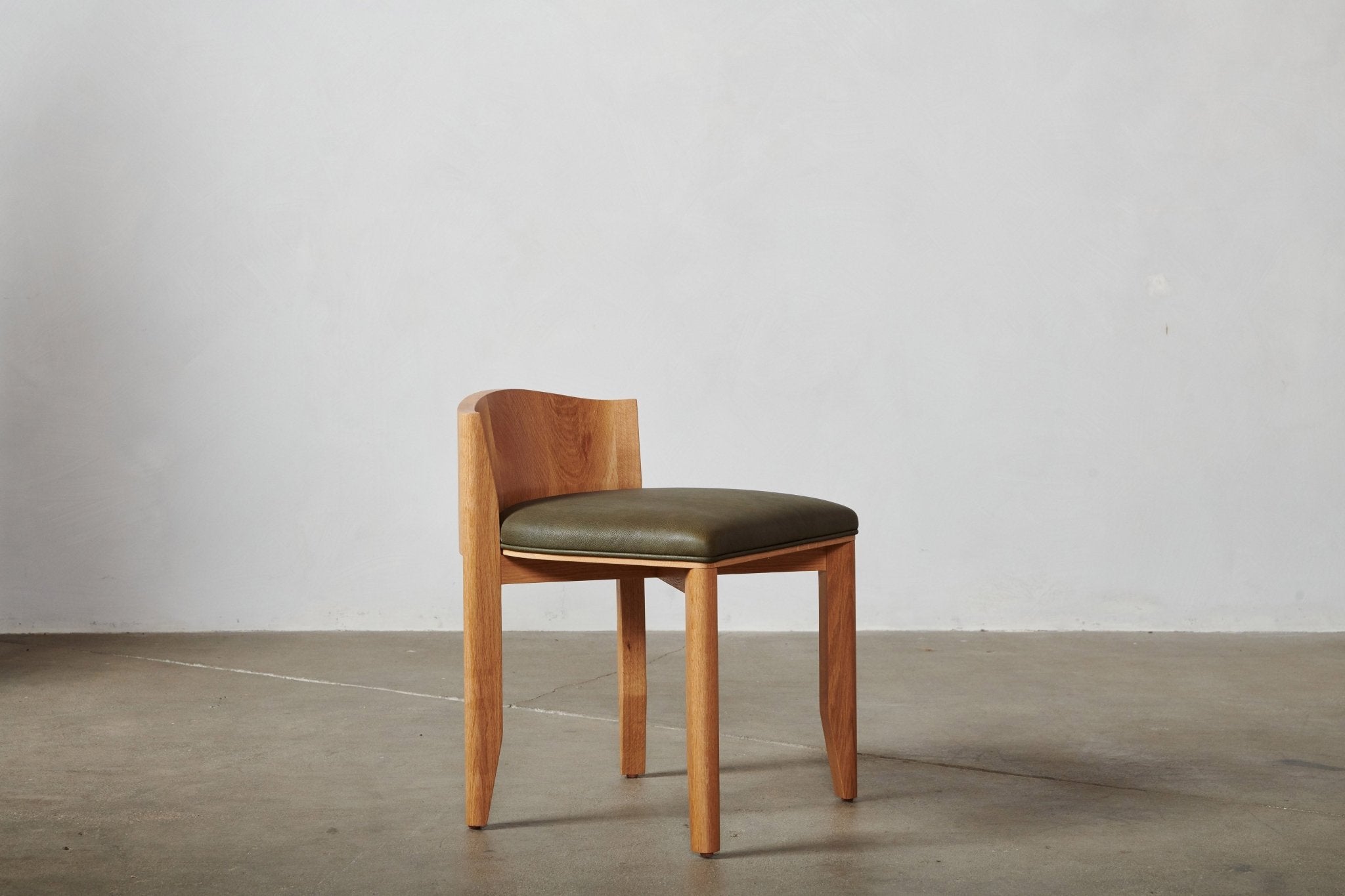 Shown in Howe Olive Natural Maroc and Natural Oak