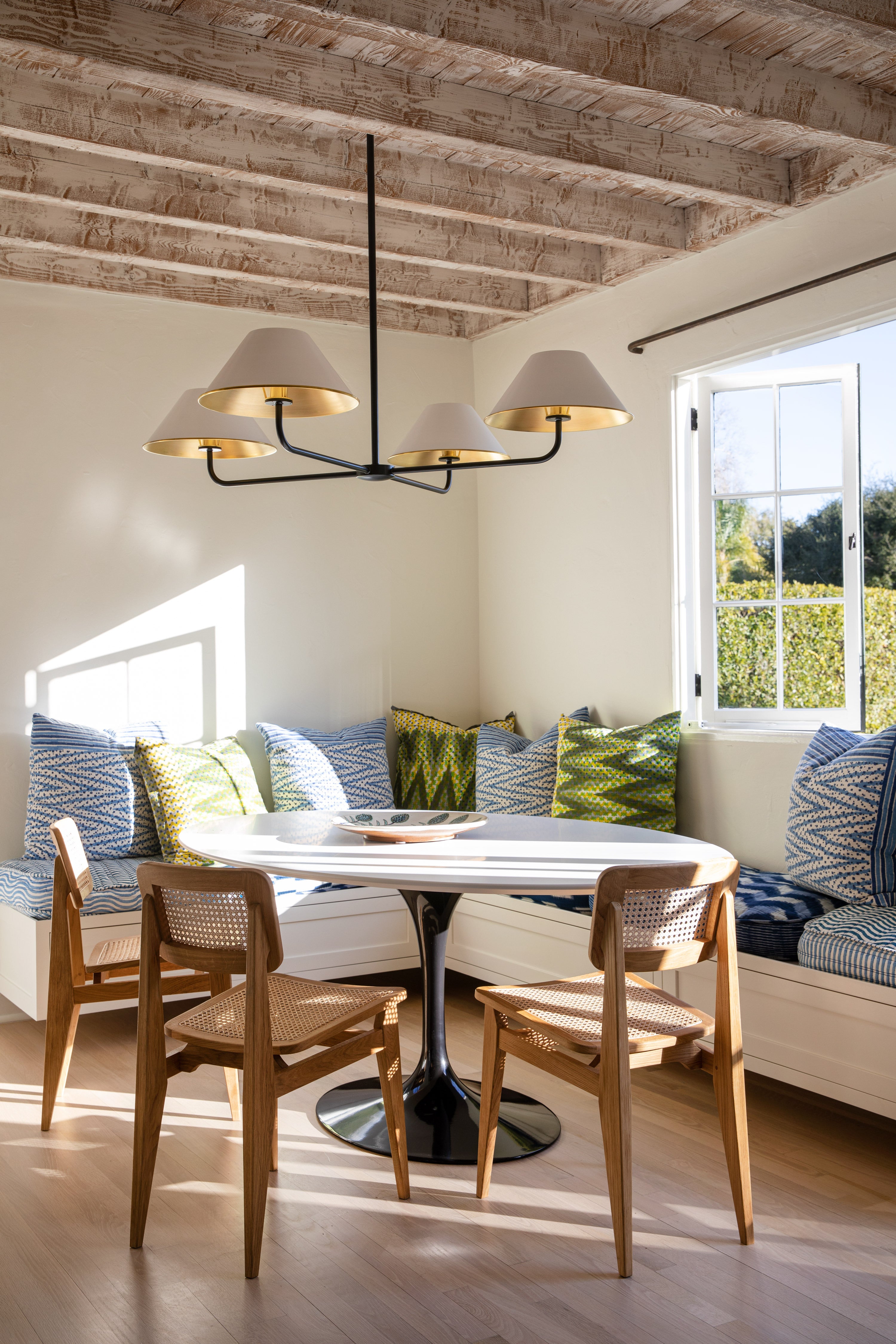 Shown in Blackened Steel finish with large RAL 1015 Light Ivory shades and matching interior